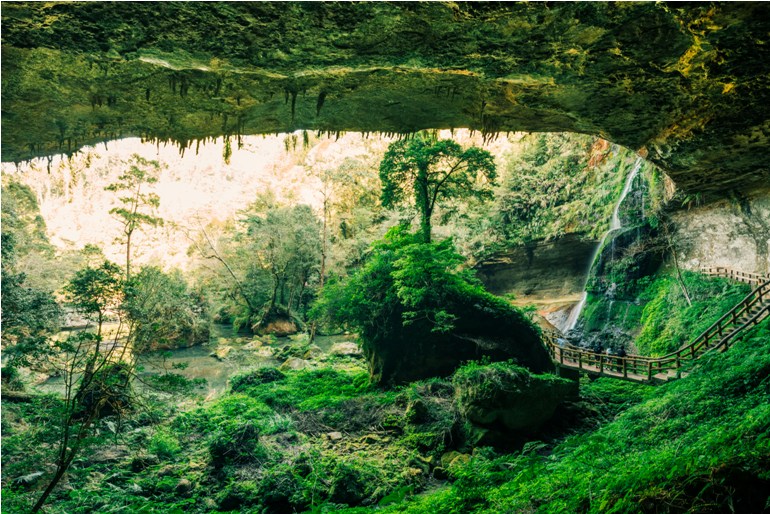 松瀧岩瀑布の洞窟