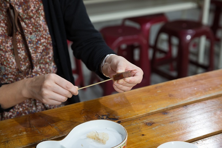 1.薄皮をはがし竹串に刺す