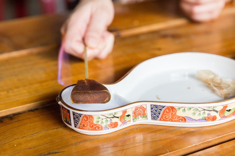 2.高梁酒に火をつけて炙る