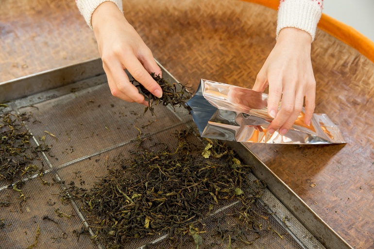 焙煎した茶葉を包装して