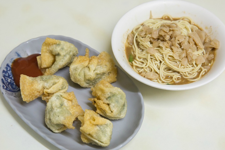 左：炸餛飩、右：蘿蔔麻醤麺（福記）