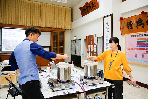 小麦麦芽と温水を加熱し、糖化液冷却後にホップを加える