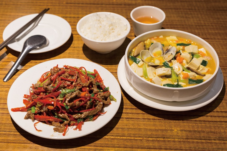 左：紅椒牛肉、右：蟹黄豆腐煲