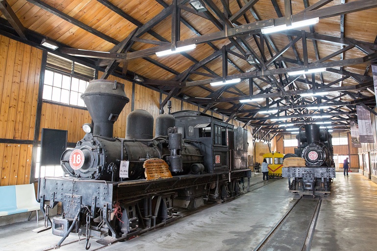 奮起湖駅車庫に保存されている蒸気機関車