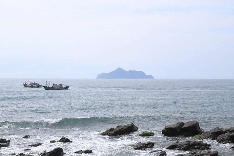 亀山島と漁船