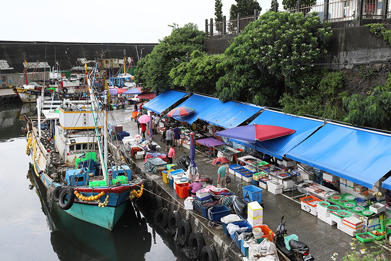 港沿いにも海産物を売る屋台が並ぶ