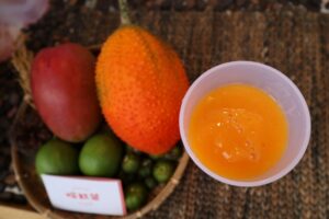 オレンジのギザギザが特徴的な「木虌果」とマンゴーのミックスジュース