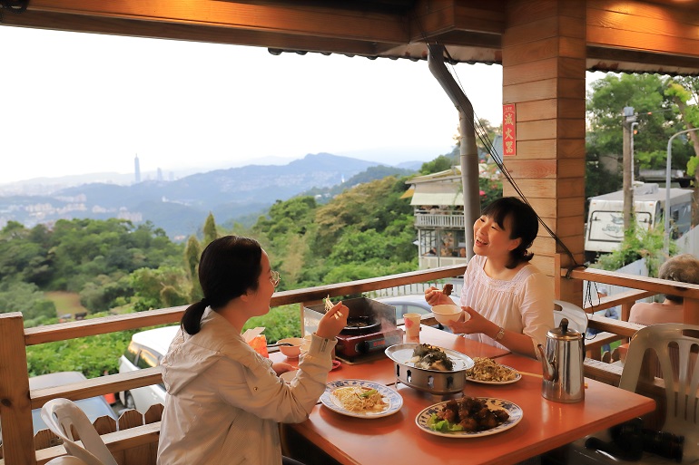 台北101を眺めながら食事が楽しめる