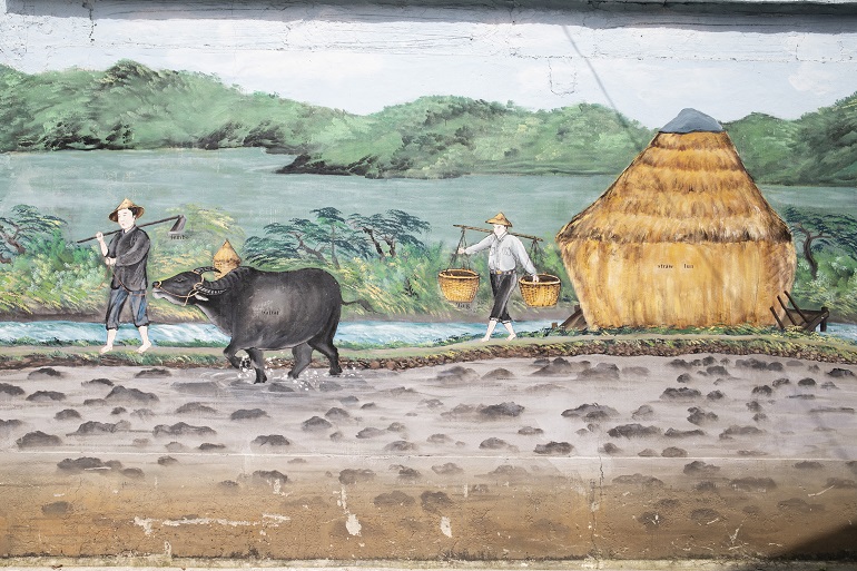 外壁に描かれた少し昔の農作業風景
