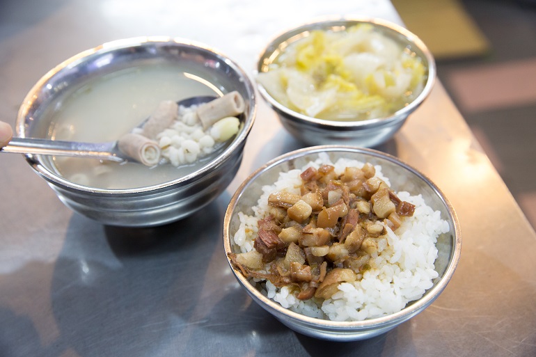 手前から時計回り：魯肉飯、四神湯、白菜滷 夜市