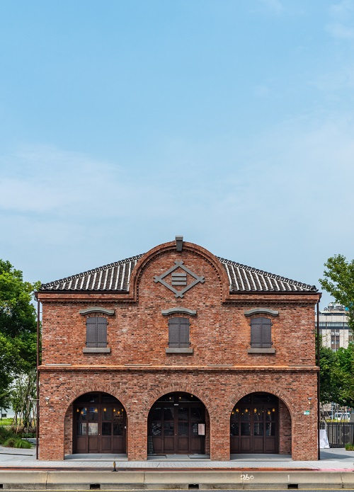 建物正面上部に「三井」の屋号が確認できる　台北