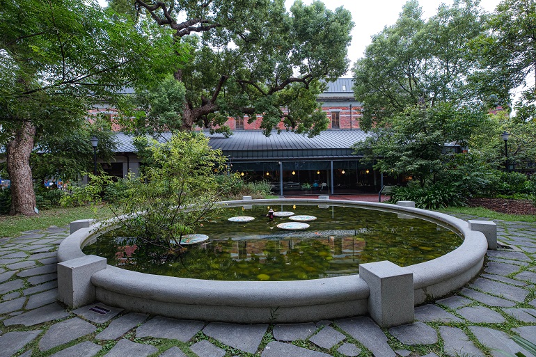 緑に包まれた庭園の貯水池　台北