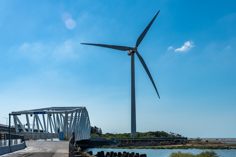 湿地と風力発電の風車