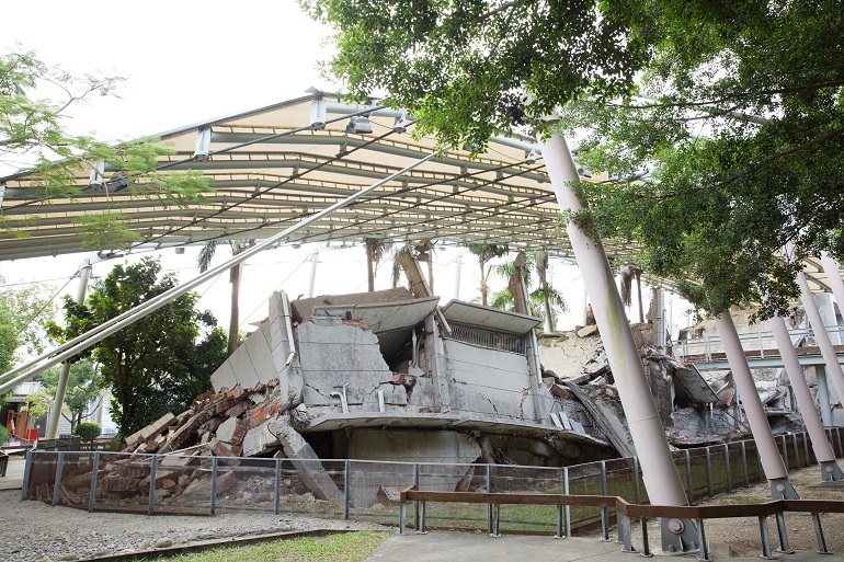 地震で倒壊した建物