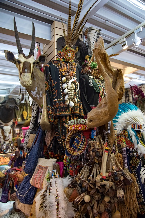 台湾原住民族の伝統衣装や小物を売る土産物店 日月潭伊達邵部落