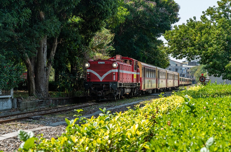 嘉義　木都の旅 時おり敷地わきを通過する現役の森林鉄道