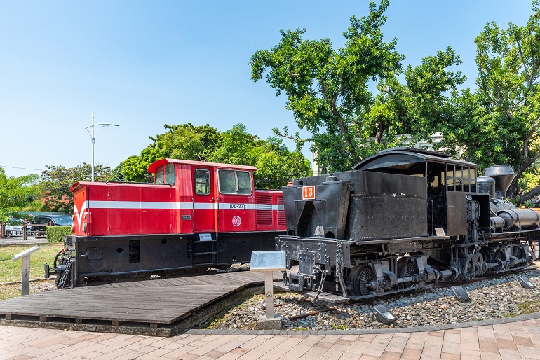 ディーゼル機関車と蒸気機関車