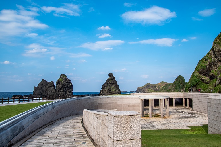 人権紀念碑と巨岩群（左から三峰岩・将軍岩・牛頭岩）