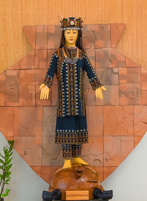 金崙聖若瑟天主堂 パイワン族の伝統衣装をまとった聖母マリア