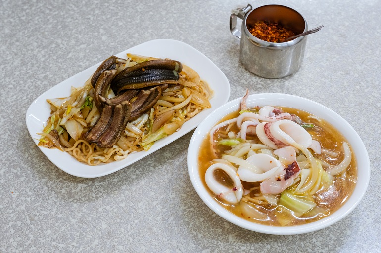 左から乾炒鱔魚意麵、花枝意麺(焿)