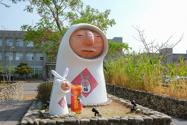 道爺遺跡から出土した陶製人面像をモチーフとしたパブリックアート「蔦松家」