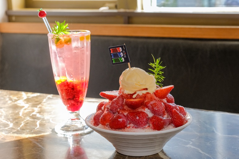 香柚覆盆莓氣泡飲（ラズベリーソーダ）、草莓牛奶冰（イチゴミルクかき氷）　街役場古蹟餐坊（旧新化街役場）