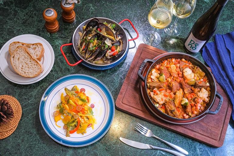 左から時計回りで威尼斯醃沙丁魚、季節馬祖淡菜料理、西班牙排骨雞肉烤飯豚