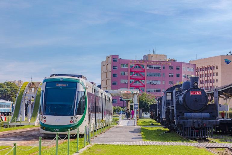 LRT哈瑪星駅のライトレールと旧高雄港駅ホームの蒸気機関車