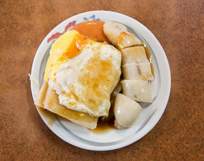 どっしりと食べごたえがある菜頭粿と煎蛋、糯米腸の盛り合わせ
