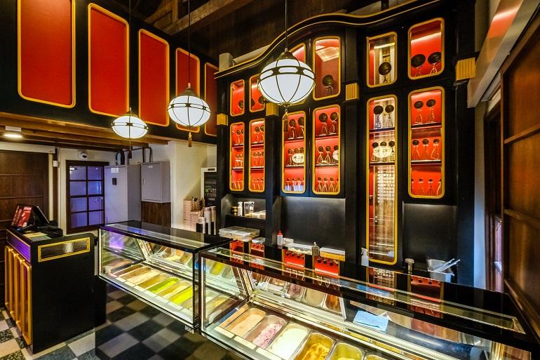 大小さまざまなアイスディッシャーが並ぶ販売コーナー 明治町冰淇淋