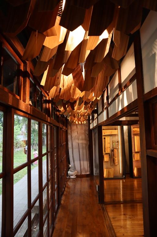 廊下を彩る木材と竹材などの天然素材で制作されたアート作品