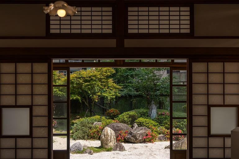 茶席から眺める至美蒔光の日本庭園