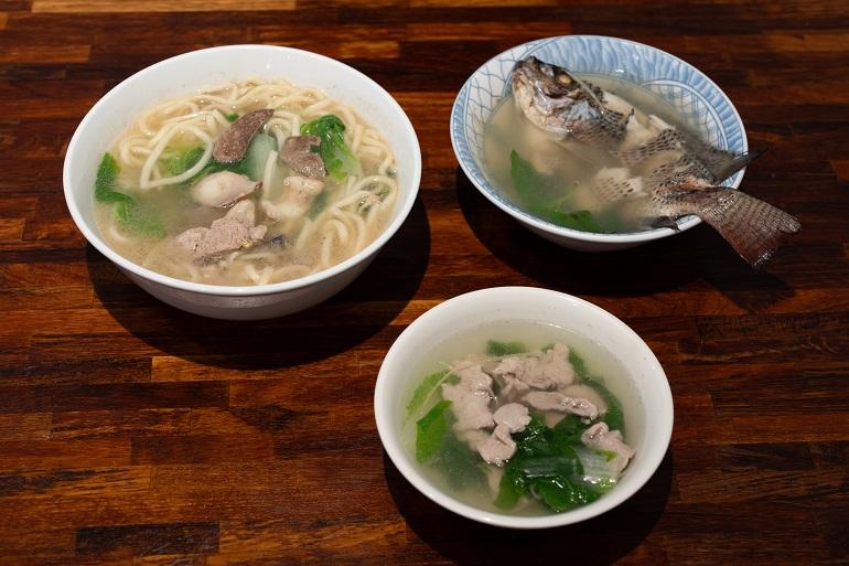 左から時計回りで什錦湯麵、鮮魚湯、赤肉湯