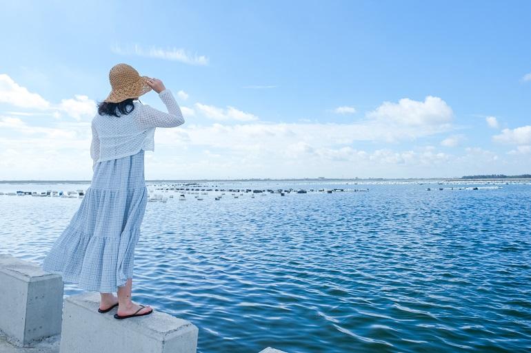 海上に浮かぶ無数の白い発泡スチロールのブイ