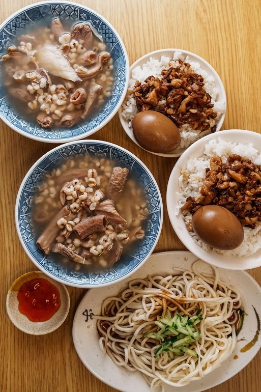 上から時計回りで綜合湯、魯肉飯加香滷鴨蛋、冷麵麻醬