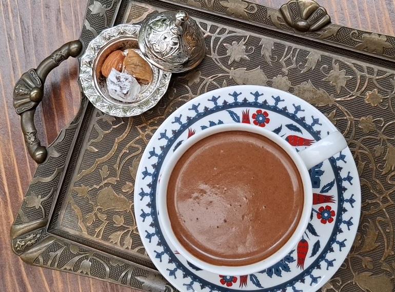 左上：お茶請けのロクム、イチジク、ナッツ　青田街　Saturn Landing Turkish Coffee 永康店