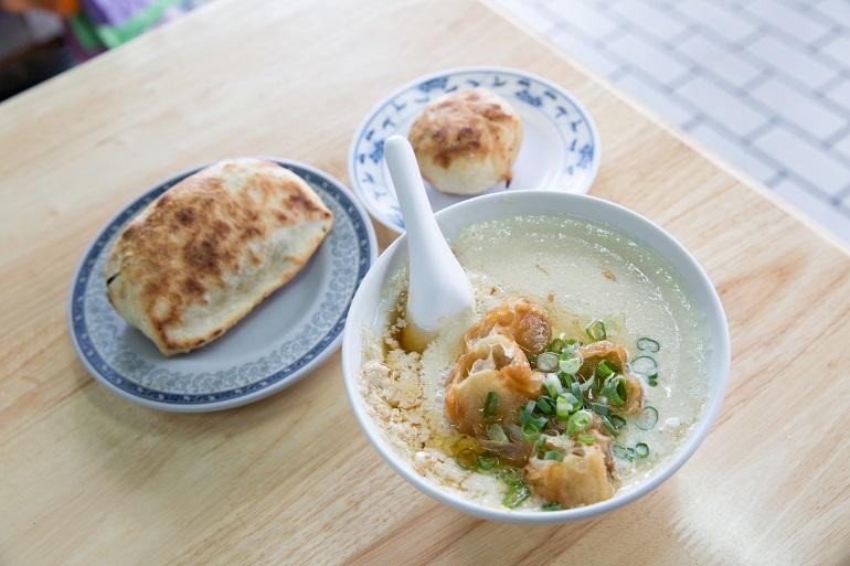 左から韭菜盒、肉餅、鹹豆漿