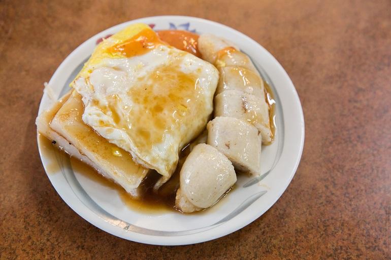 王家の菜頭粿と糯米腸の目玉焼き乗せ