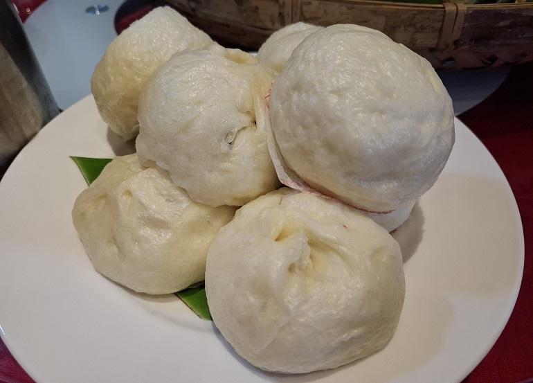 ラードなどが練り込まれ層になった皮が独特の食感の破酥包