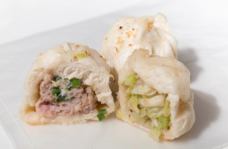 生煎包は豚肉餡とキャベツ餡の2種類