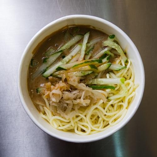 レモンが香る麺にごまだれを合わせた涼麺