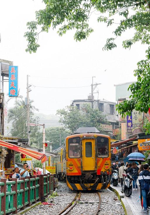 線路わきの十分老街