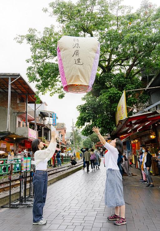 線路わきの十分老街