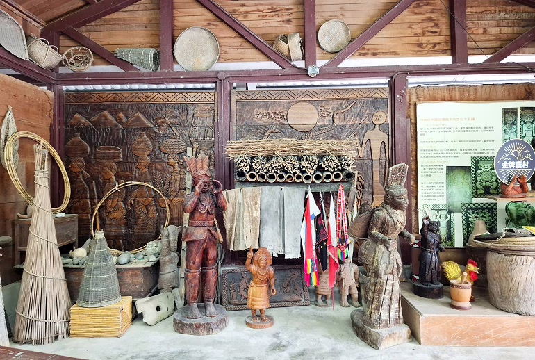 アミ族伝統の木彫作品